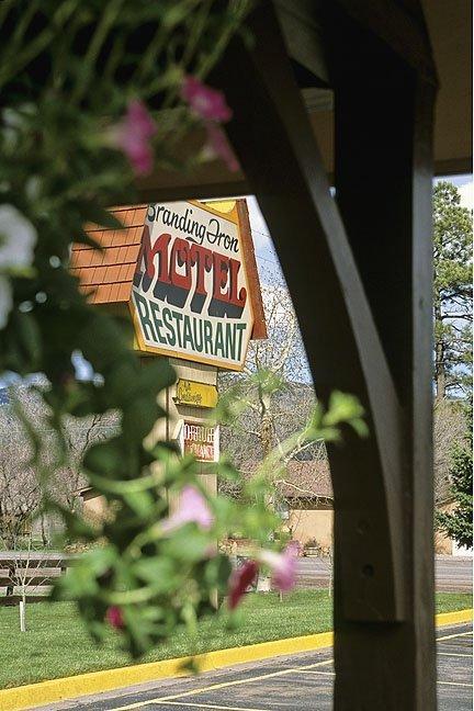 Branding Iron Motel Chama Экстерьер фото