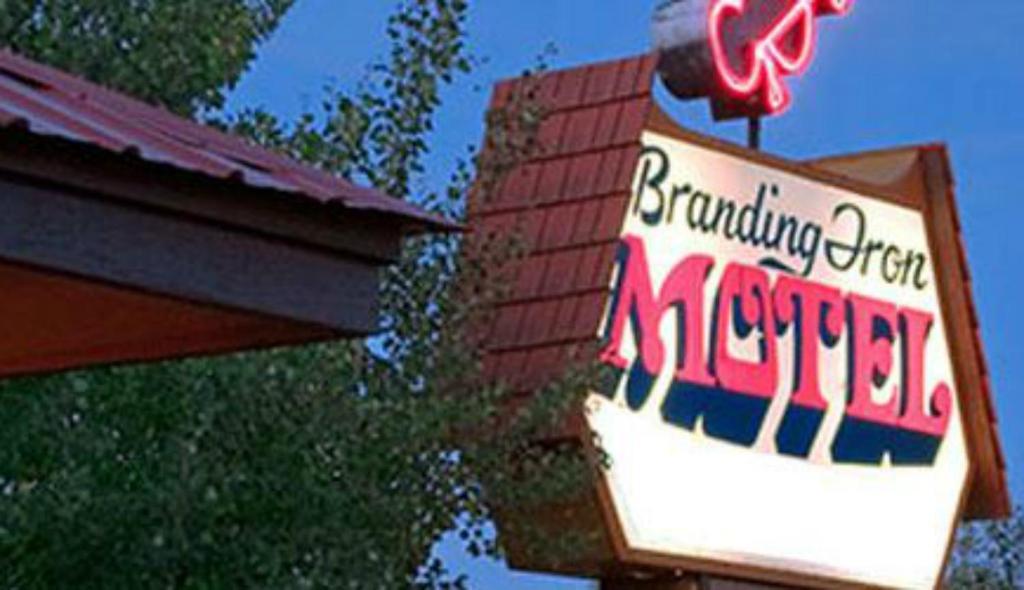 Branding Iron Motel Chama Экстерьер фото